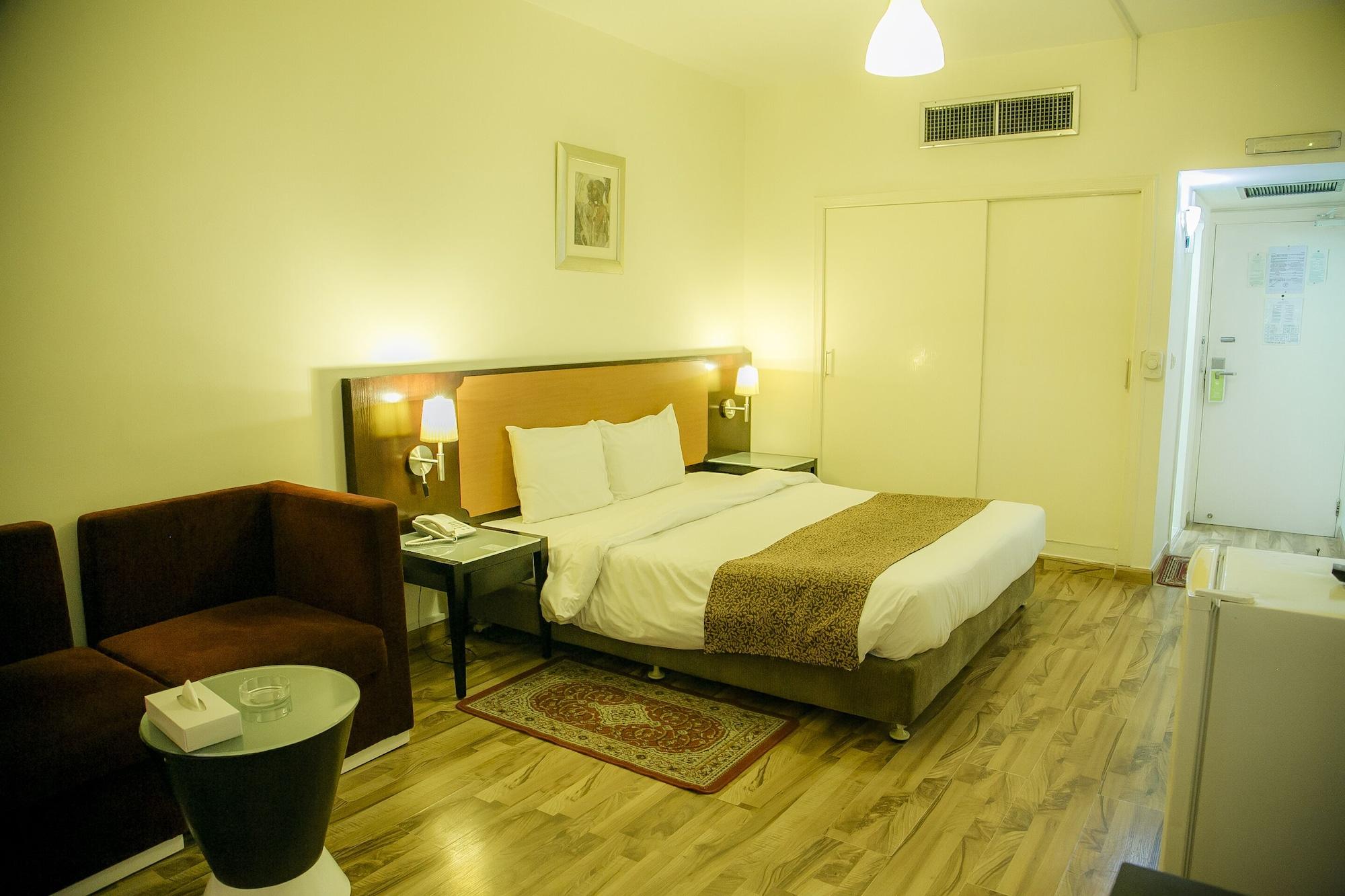 Phoenicia Grand Hotel Дубай Экстерьер фото